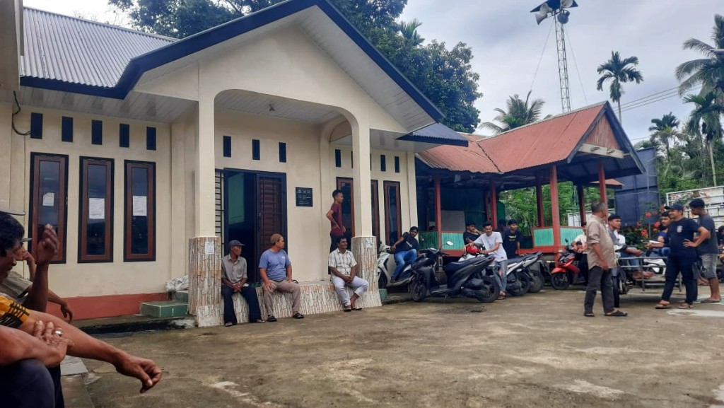 Kegiatan di depan kantor geuchik